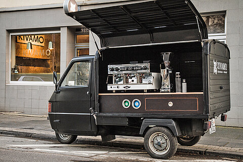Bei der Bergischen Expo erhalten Besuchende einen Kaffee aufs Haus