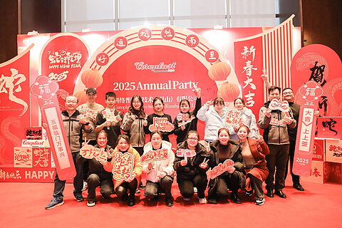 Gruppenbild von Coroplast Mitarbeitenden in China, die ein gutes neues Jahr in unterschiedlichen Sprachen wünschen