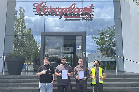 Foto von vier Azubis der Coroplast Group mit Abschlusszeugnis