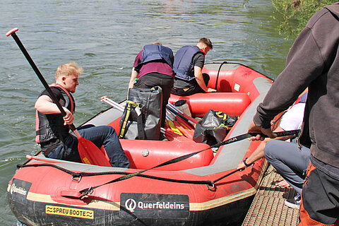 Azubi-Team bei den letzten Vorbereitungen am Boot vor dem Ablegen