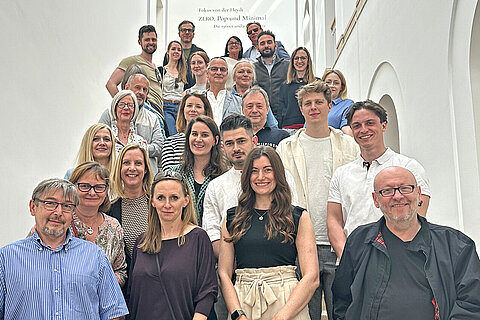  Teilnehmer der Kunstführungen der Coroplast-Gruppe im Treppenhaus des Museums