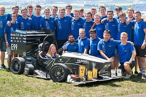 Gruppenbild des Teams „Ecurie Aix“ der RWTH Aachen