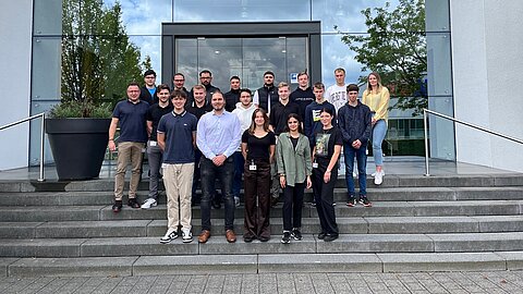 Die neuen Azubis der Coroplast Group und die beiden Ausbildungsleiter