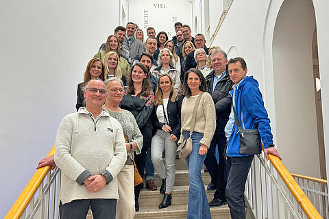 Teilnehmende der Kunstführungen der Coroplast Group im Treppenhaus des Von der Heydt-Museums