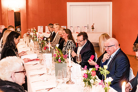 Die Teilnehmerinnen und Teilnehmer an der Jubilarfeier während des 4-Gänge-Dinners