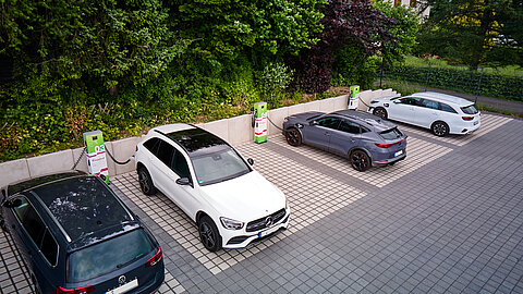 Die Ladesäulen werden bereits von den Mitarbeitenden genutzt