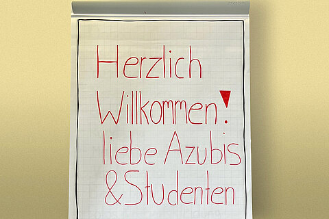Flipchart mit Willkommensgruß an die Azubis und Studierenden