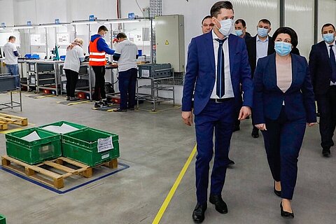Rundgang der Ministerpräsidentin durch das WeWire Werk 