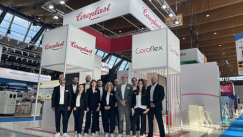 Das Team der Coroplast Group vor dem Messestand auf der Battery Show 2024 